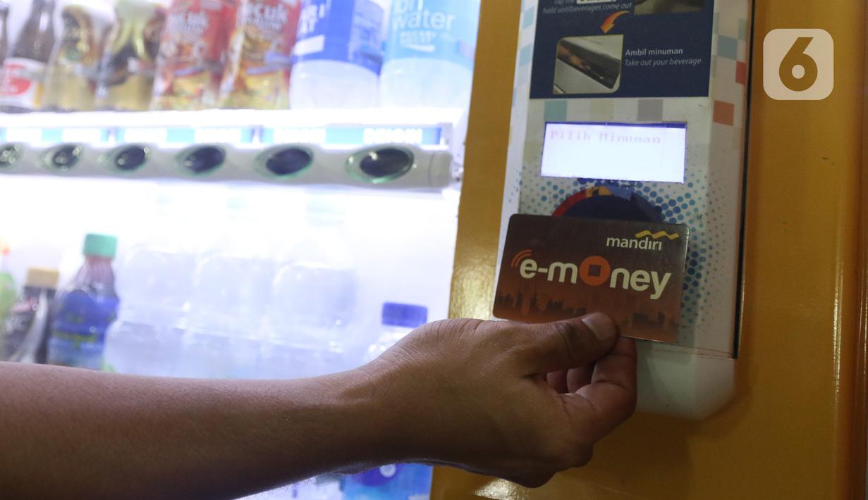 Konsumen bertransaksi dengan uang elektronik di Jakarta, Rabu (2/12/2020). Saat ini frekuensi transaksi mandiri e-money telah menembus 650 juta transaksi dengan nilai yang mencapai Rp10 triliun pada Januari-September 2020 lalu. (Liputan6.com/Angga Yuniar)