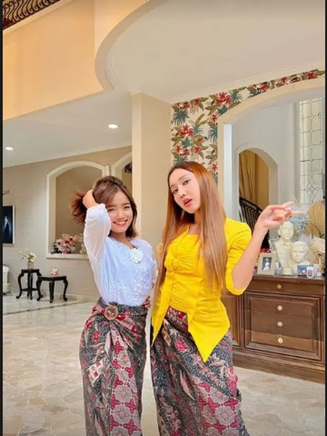 Fuji dan Lucinta Luna tampil feminin memakai kebaya (Foto: Instagram @fuji_an)