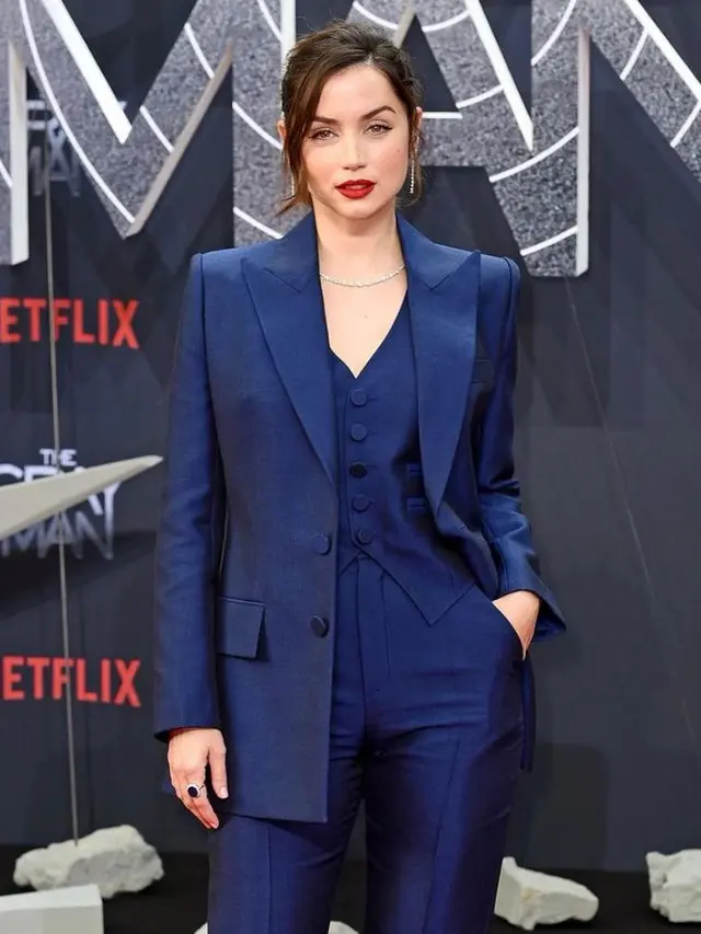 Gaya Berkelas Ana de Armas dengan Setelan Louis Vuitton di Premiere The Gray Man