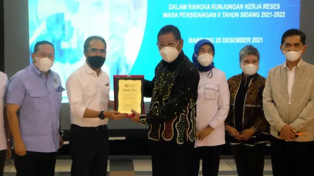 Dirjen IKFT Kemenperin Muhammad Khayam (keempat kanan) menerima pelakat saat melakukan kunjungan kerja ke PT Bio Farma bersama Komisi VII DPR RI dalam rangka Reses Masa Persidangan II Tahun Sidang 2021-2022. (Dok Kemenperin)