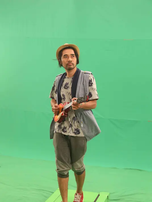 Fare Adinata sang gitaris bersama kawan-kawannya di grup band Lyla tak mengambil tempat-tempat tertentu sebagai lokasi syuting untuk video klip mereka. Lagu ini merupakan yang unik yang pernah Lyla buat. (Nurwahyunan/Bintang.com)