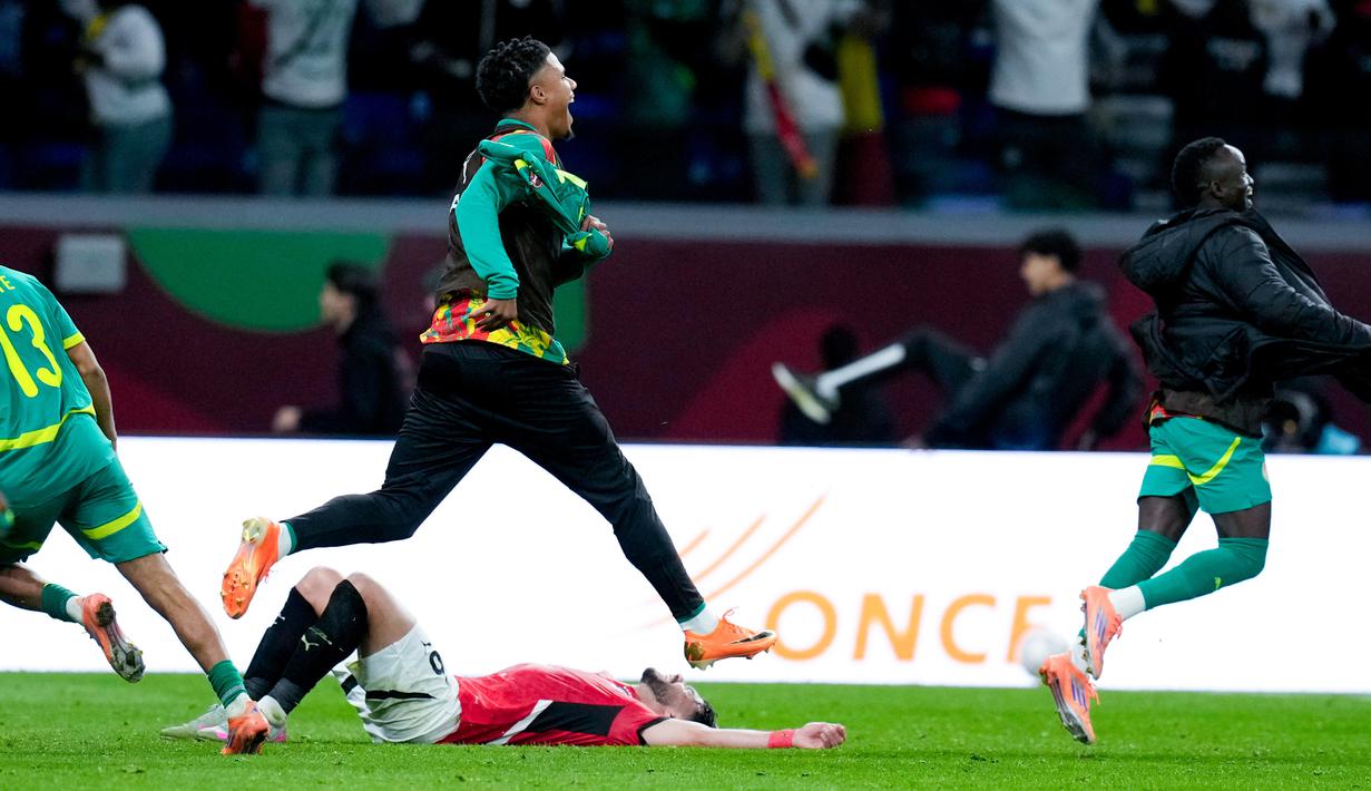 Senegal sekali lagi menunjukkan superioritasnya atas Mesir di level kontinental. Mengulang duel final Piala Afrika 2021, Singa Teranga kembali menundukkan The Pharaohs dengan skor tipis 1-0 demi mengamankan tempat di partai puncak Piala Afrika 2025, Kamis (15/1/2026) dini hari WIB. (AP Photo/Mohamed Bounaji)