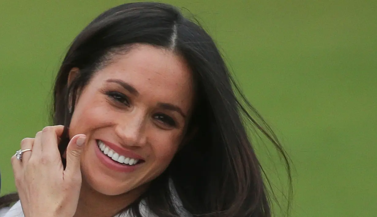 Ibu Meghan Markle merupakan keturunan Afrika-Amerika, sementara sang ayah Belanda-Irlanda. Hal itu membuat wajah wanita 36 tahun tersebut terlihat eksotis. (AFP PHOTO / Daniel LEAL-OLIVAS)
