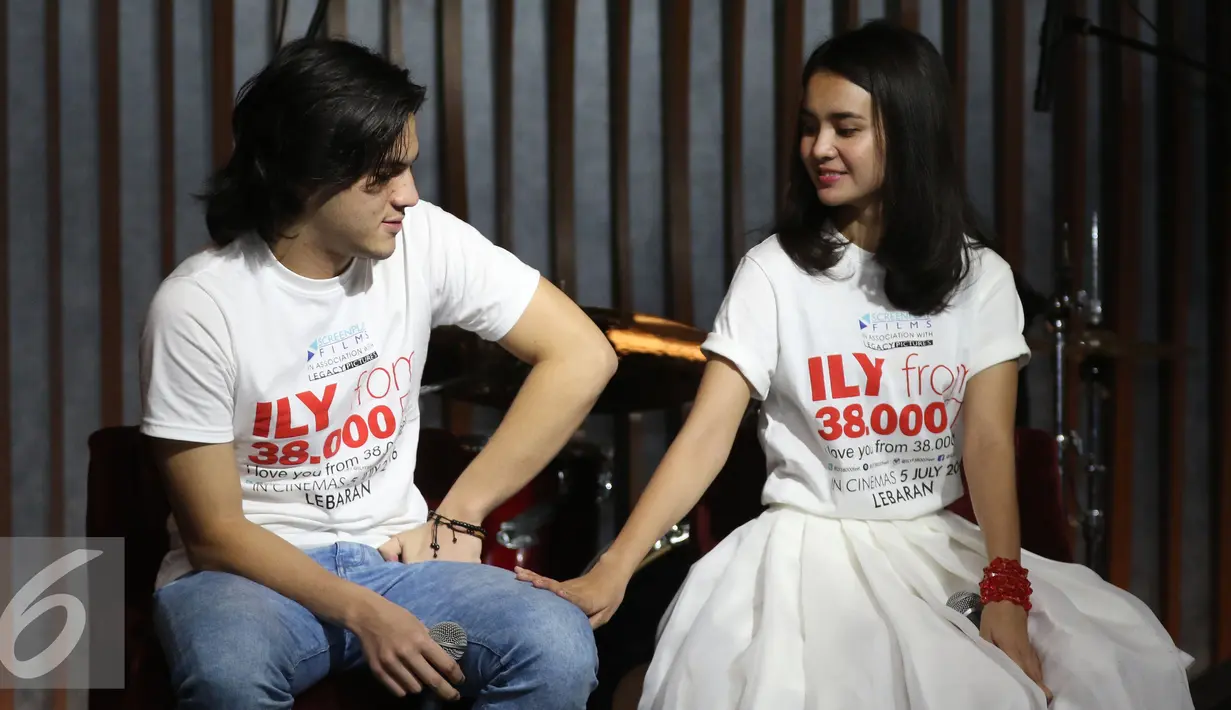 Rizky Nazar dan Michelle Ziudith saat jumpa pres ILY from 38.000 FT saat peluncuran Original Soundtrack di kawasan SCBD, Kamis (9/6/2016). (Liputan6.com/Herman Zakharia)