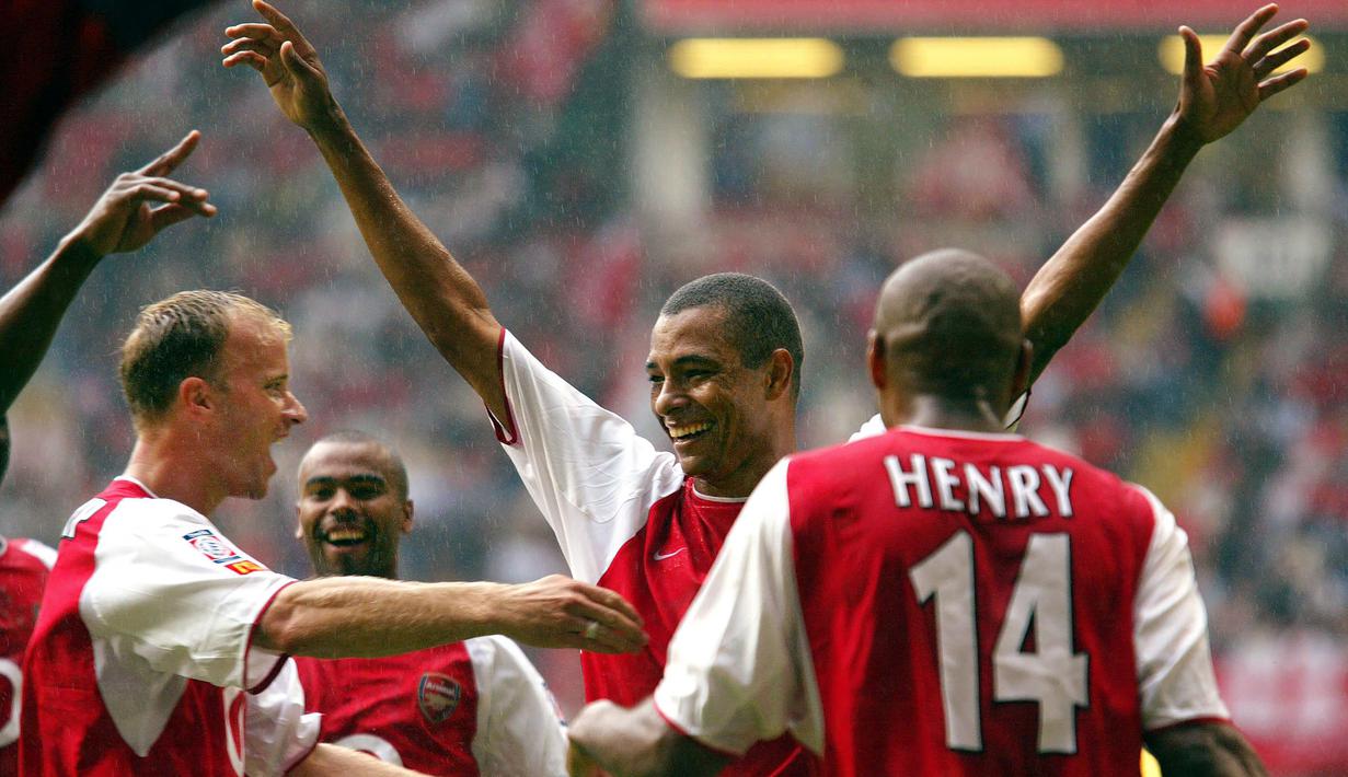 3. Gilberto Silva. Gelandang Arsenal asal Brasil ini mencetak gol saat laga berjalan 20,07 detik kala menghadapi PSV Eindhoven dalam laga fase Grup A Liga Champions 2002/03 di Philips Stadium (25/9/2002). Hasil akhir, Arsenal menang 4-0 atas PSV Eindhoven. (AFP/Odd Andersen)