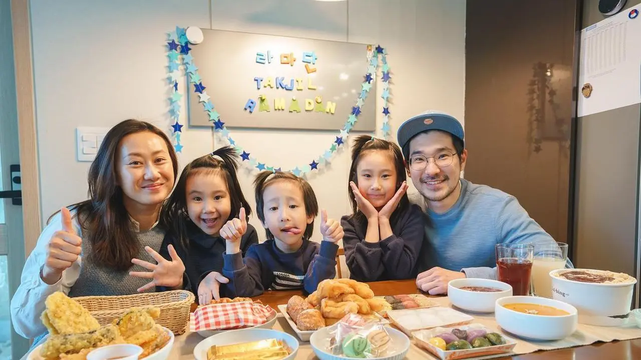 6 Momen Kimbab Family Buka Puasa dengan Takjil Jajanan Korea, Seru Banget