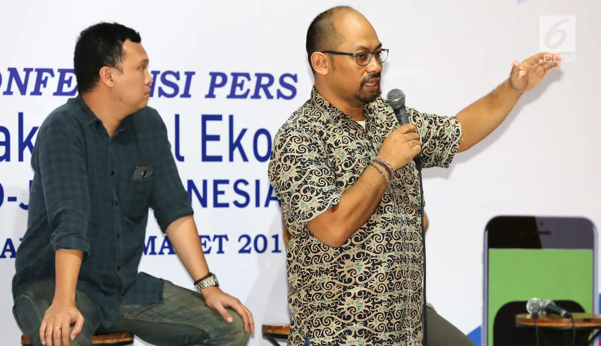 Wakil Kabid Penelitian dan Pelatihan Penelitian LD FEB UI Paksi Walandauw memberikan paparan hasil riset Go-Jek oleh Lembaga Demografi UI Tahun 2018 di Jakarta, Kamis (21/3). (Liputan6.com/Fery Pradolo)