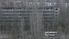 Pemandangan kota Pripyat dekat pembangkit listrik tenaga nuklir Chernobyl di Ukraina, (23/3). Kota ini tak berpenghuni setelah pada 1986 terjadi kecelakaan reaktor nuklir yang membuat daerah tersebut tercemar radiasi berbahaya. (REUTERS / Gleb Garanich)