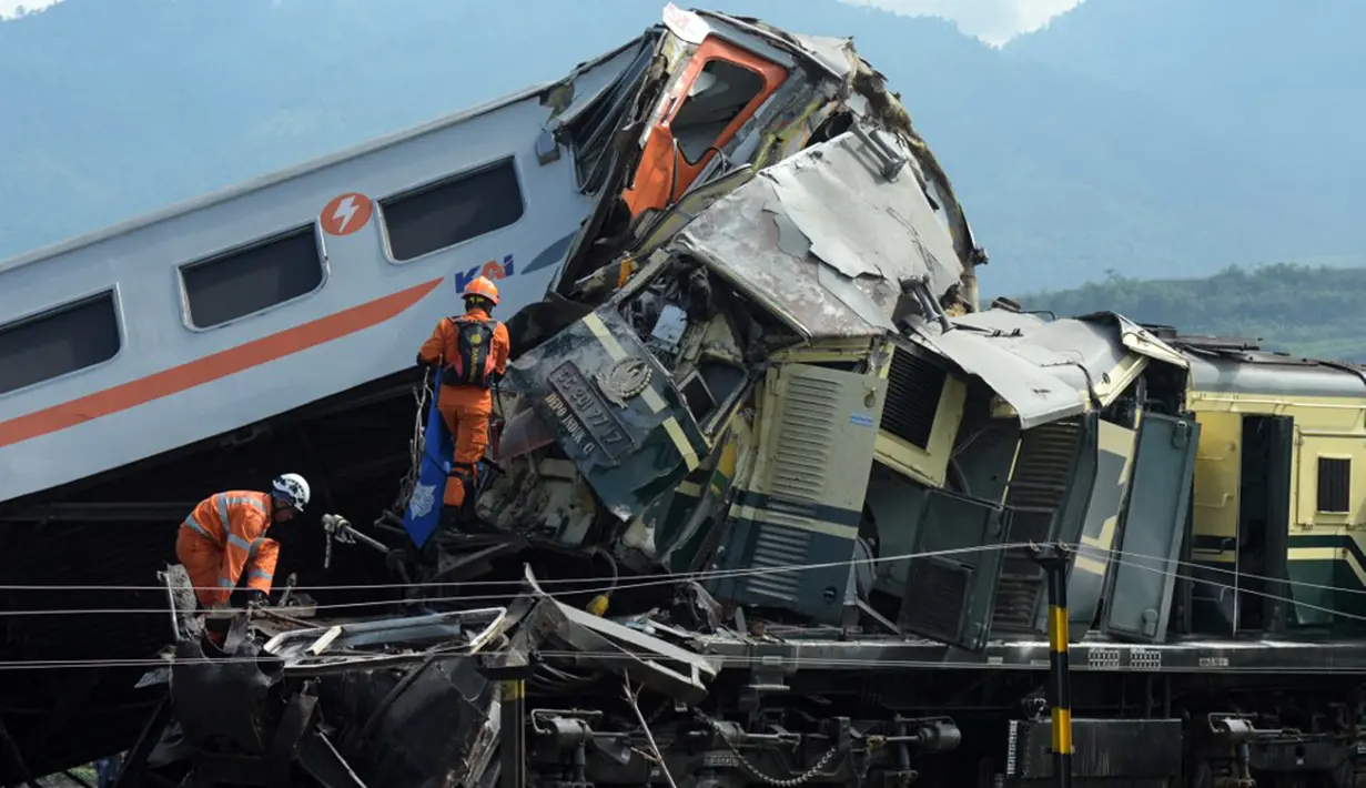 Imbas kejadian ini, jalur rel kereta antara Haurpugur - Cicalengka untuk sementara tidak dapat dilalui. Upaya evakuasi terhadap penumpang yang berada di dua rangkaian kereta tengah dilakukan. (TIMUR MATAHARI/AFP)