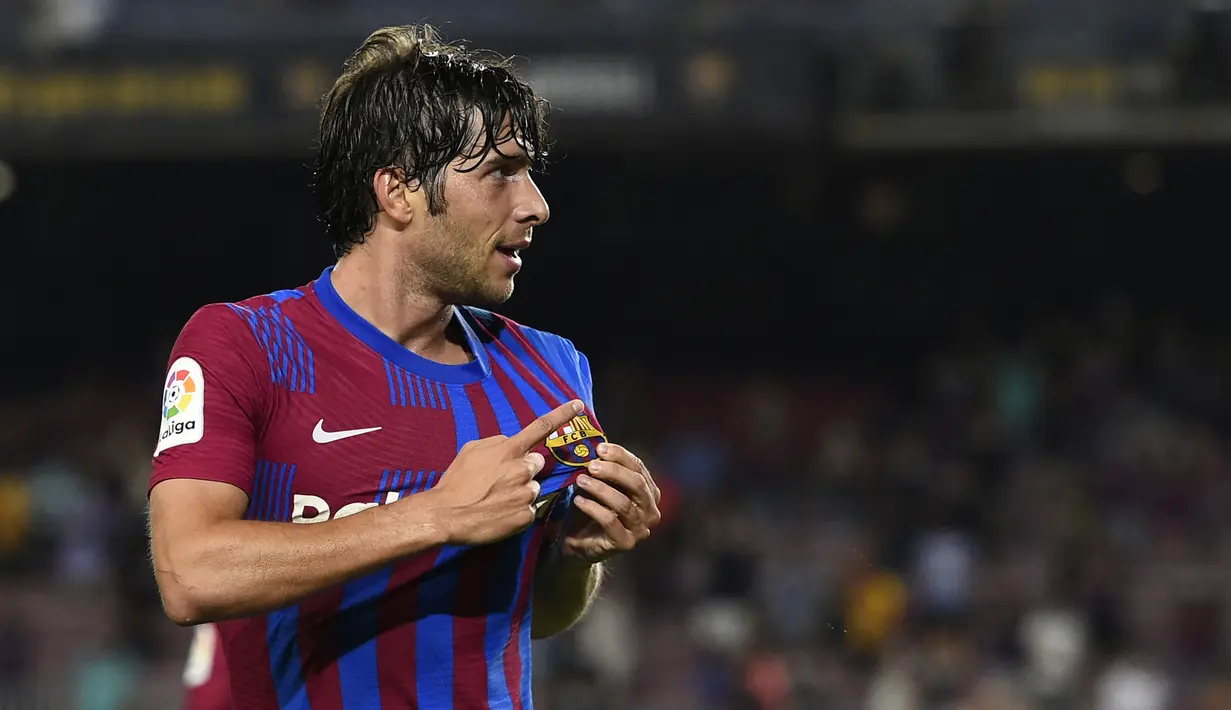 Sergi Roberto. Gelandang Spanyol berusia 29 tahun ini kini memasuki musim ke-9 bersama Barcelona. Ia adalah produk Akademi Barcelona yang mulai memperkuat tim senior pada musim 2013/2014. Total telah tampil dalam 306 laga di semua kompetisi dengan mencetak 11 gol. (Foto: AFP/Josep Lago)
