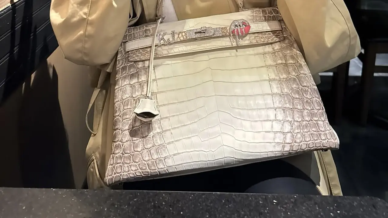 Di Tengah Rumor Putus, Kylie Jenner Hadiahi Diri Sendiri Charm Berlian Mewah untuk Tas Hermès Himalaya Birkin saat Valentine