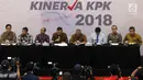 Wakil Ketua KPK Saut Situmorang (tengah) menyampaikan paparan terkait capaian dan kinerja KPK Tahun 2018 di Jakarta, Rabu (19/12). Tahun 2018 menjadi catatan sejarah bagi KPK dengan operasi tangkap tangan (OTT) terbanyak. (Merdeka.com/Dwi Narwoko)