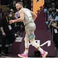 Situasi menjadi berbalik di kuarter keempat atau penentuan. Tim Lebron sempat berbalik unggul 141-139 melalui aksi tembakan 3 angka Stephen Curry. (AP/Charles Krupa)