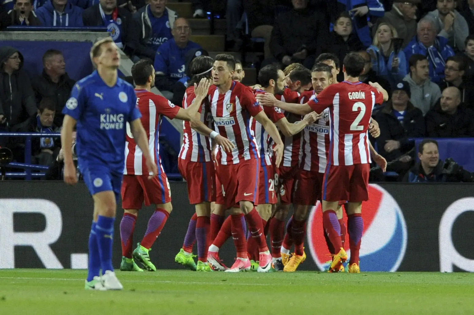 Pemain Atletico Madrid merayakan gol Saul Niguez ke gawang Leicester City pada leg kedua perempat final Liga Champions di King Power Stadium, Rabu (19/4/2017) dinihari WIB. (AP Photo/Rui Vieira) 