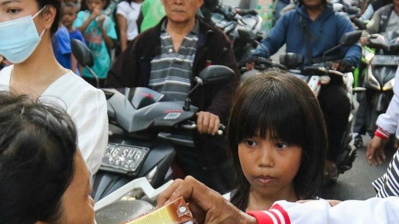 Mereka dengan sukarela menyediakan dan membagikan susu kepada warga yang melintas. Foto: Liputan6.com / Herman Zakharia