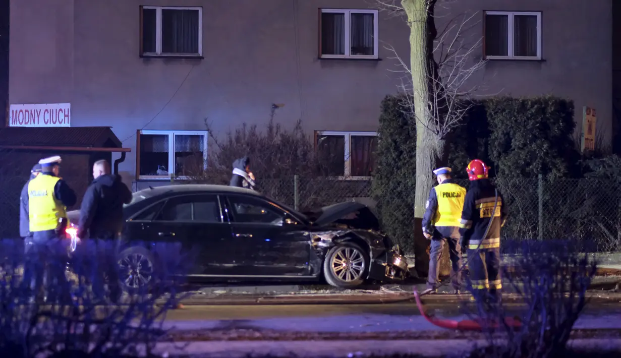 Mobil limusin yang dikendarai PM Polandia Beata Szydlo rusak parah setelah menabrak pohon di Oswiecim, Jumat (10/2). Szydlo menderita memar setelah sebuah mobil yang dikendarai seorang pemuda berusia 20 tahun menabrak limousin. (ANDRZEJ GRYGIEL/PAP/AFP)