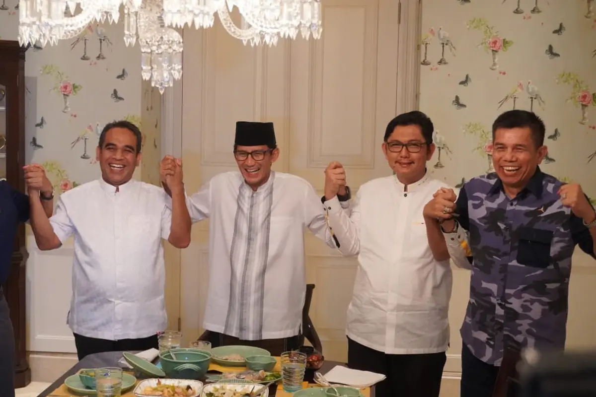 Calon Wakil Presiden nomor urut 02 Sandiaga Salahuddin Uno menggelar pertemuan tertutup dengan para sekjen partai yang tergabung dalam koalisi Indonesia Adil Makmur di kediamannya Jl Pulobangkeng, Jakarta Selatan, Selasa (23/4/2019) malam.