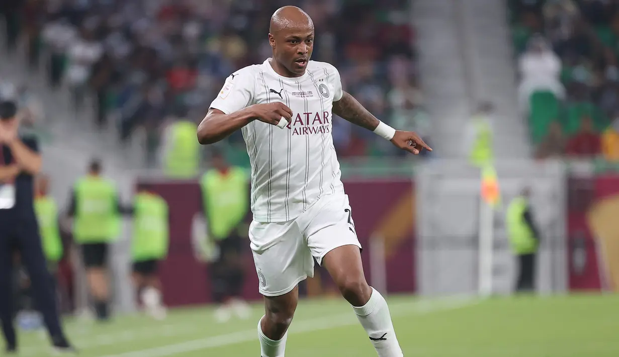 Gelandang Al Sadd SC, Andre Ayew saat menghadapi Al Rayyan dalam laga final Amir Cup di Al Thumama Stadium, Doha, Qatar (22/10/2021). Everton juga telah mendapat lampu hijau dari klub Liga Qatar, Al Sadd SC untuk memboyong Andre Ayew pada bursa transfer Januari 2023. Namun nyatanya sang pemain lebih memilih bergabung dengan Nottingham Forest. (AFP/Karim Jaafar)