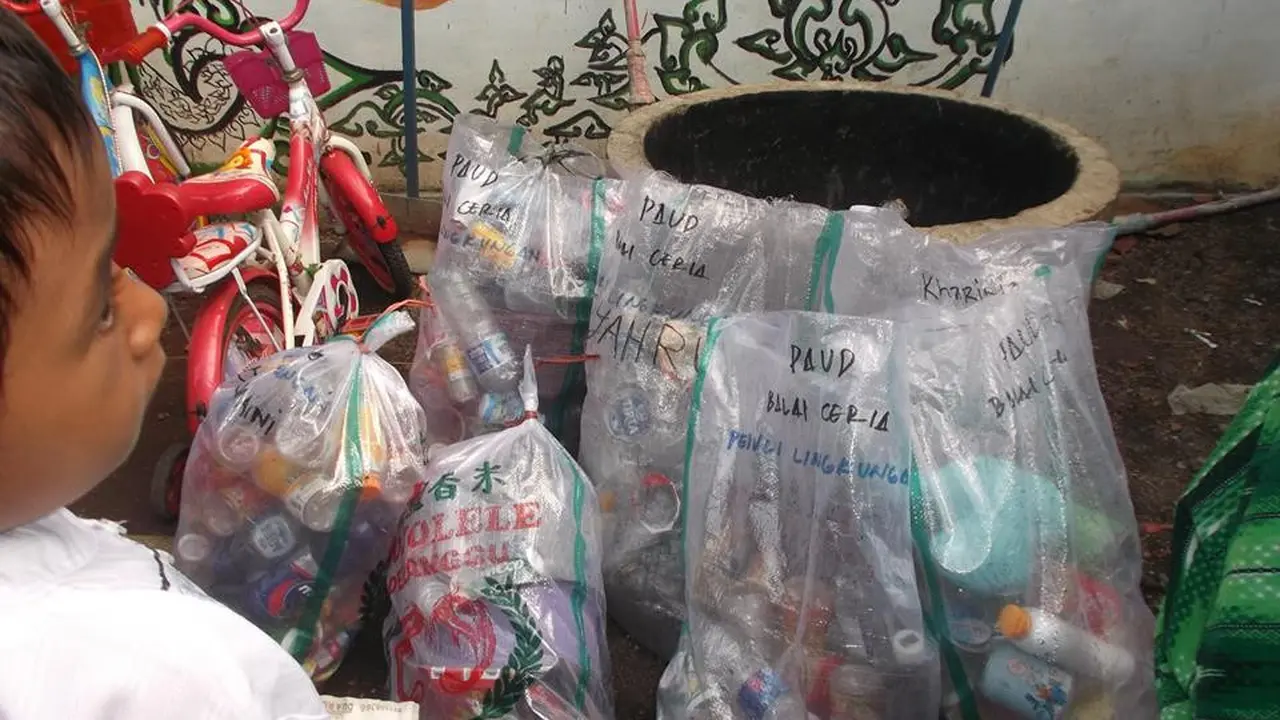 Cerita Warkina, Guru PAUD yang Rela Dibayar Pakai Sampah 