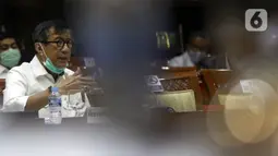 Menteri Hukum dan HAM Yasonna Laoly menyampaikan penjelasan kepada Komisi III DPR saat rapat kerja di Kompleks Parlemen, Jakarta, Senin (22/6/2020). Rapat membahas evaluasi pelaksanaan reformasi birokrasi dan pola manajemen pegawai di lingkungan Kementerian Hukum dan HAM. (Liputan6.com/Johan Tallo)