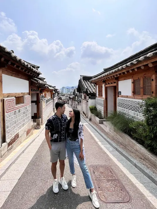 Maudy Ayunda dan Jesse Choi saling memandang penuh cinta.
