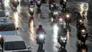 Kondisi lalu lintas lintas saat hujan mengguyur Jakarta, Senin (26/10/2020). BPBD DKI Jakarta mengeluarkan peringatan dini cuaca berupa potensi terjadinya hujan lebat disertai petir dan angin kencang dampak dari siklon tropis Molave hingga 27 Oktober 2020. (merdeka.com/Iqbal S. Nugroho)