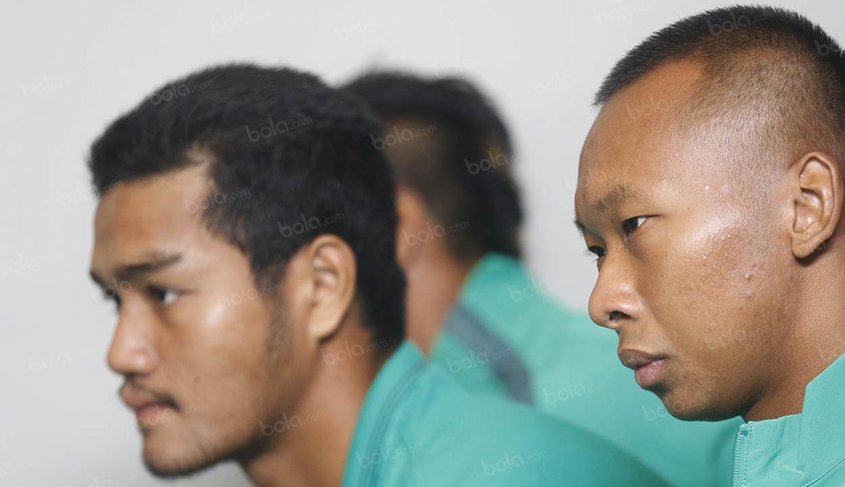 Kiper timnas Indonesia U-19, Awan Setho, serius mendengarkan pengarahan jelang keberangkatan untuk mengikuti turnamen Piala AFF U-19 2016. (Bola.com/Vitalis Yogi Trisna)