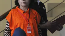 Mantan anggota DPRD Sumut periode 2009-2014, Arlene Manurung usai jalani pemeriksaan di Gedung KPK, Jakarta, Senin (10/12). Arlene diduga menerima suap penyetujuan LPJ APBD 2012 dan pengesahan perubahan APBD 2013, 2014 dan 2015. (Merdeka.com/Dwi Narwoko)