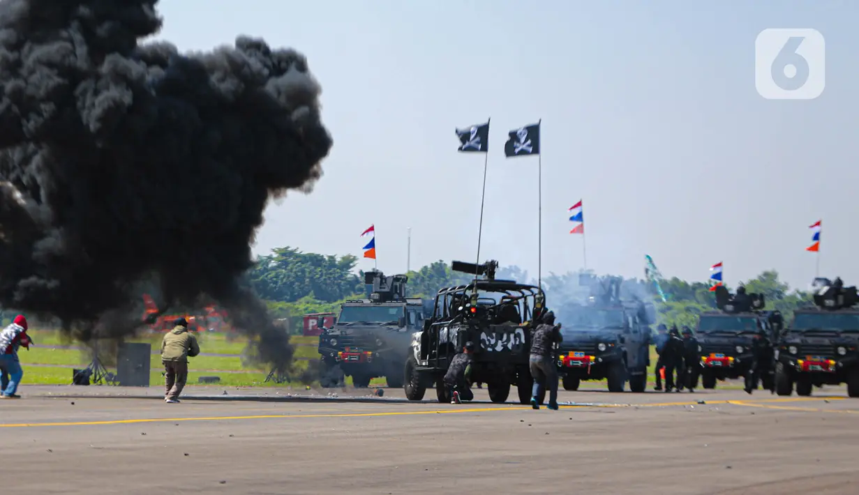 Ada atraksi marching band oleh taruna Akademi Udara. Kemudian, ada juga atraksi pesawat TNI AU yang terbang di langit ibu kota. (Liputan6.com/Faizal Fanani)