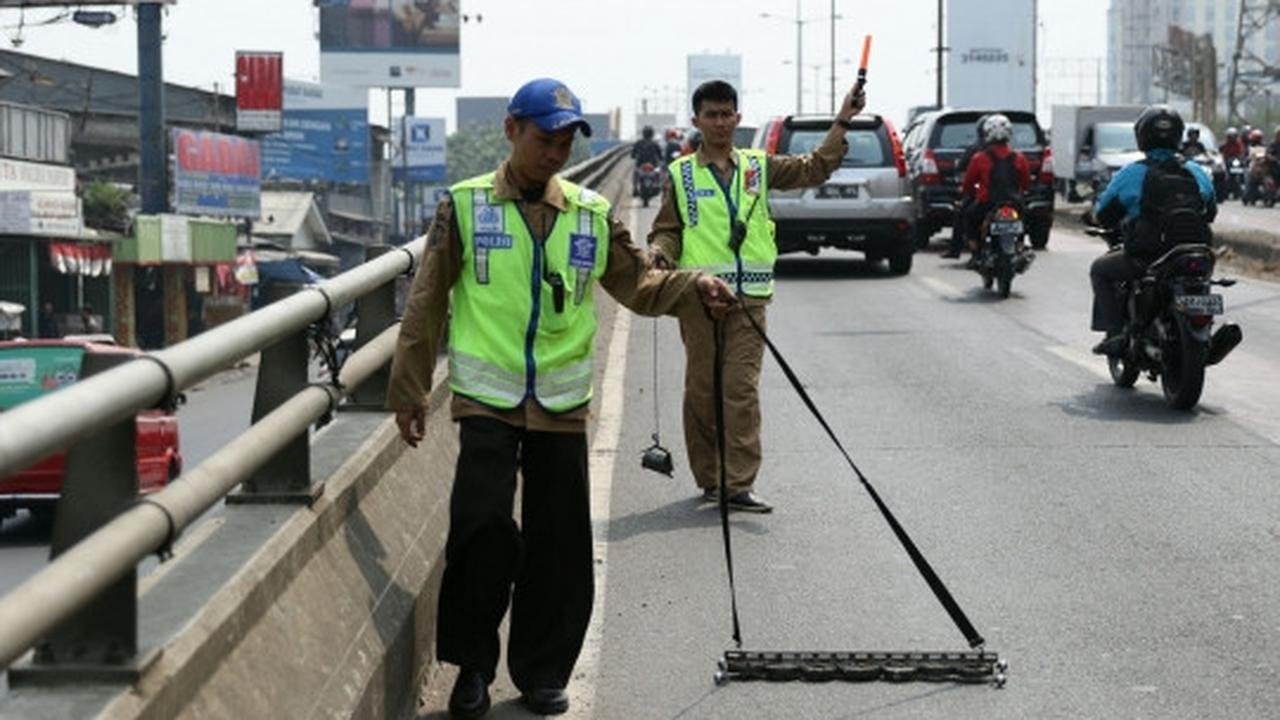 Relawan Saber sapu bersih ranjau paku di kawasan Roxy