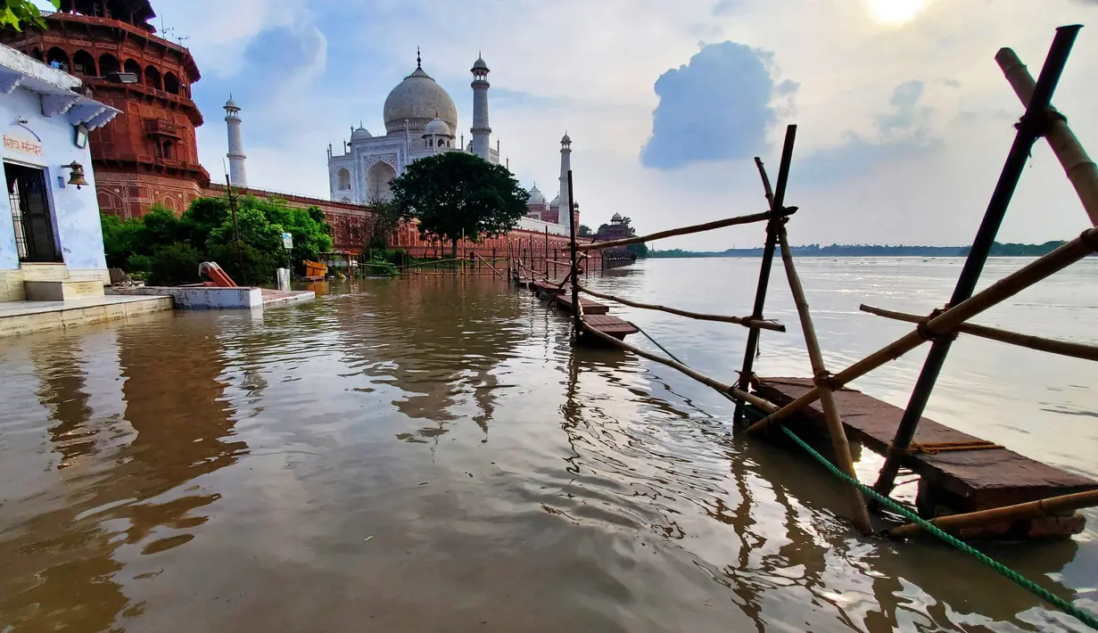 Air yang naik dari sungai Yamuna pada hari Rabu mencapai dinding batas luar Taj Mahal yang ikonik. (Pawan SHARMA / AFP)