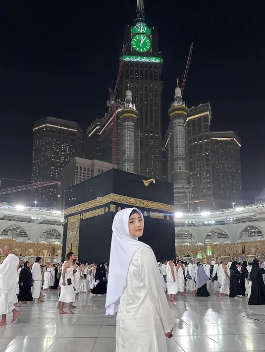 Momen mengharukan Fuji berfoto dengan latar Kabah di Tanah Suci. Ia mengenakan outfit serba putih, memancarkan aura yang dipuji cantik luar dalam. [Foto: Instagram/fuji_an]