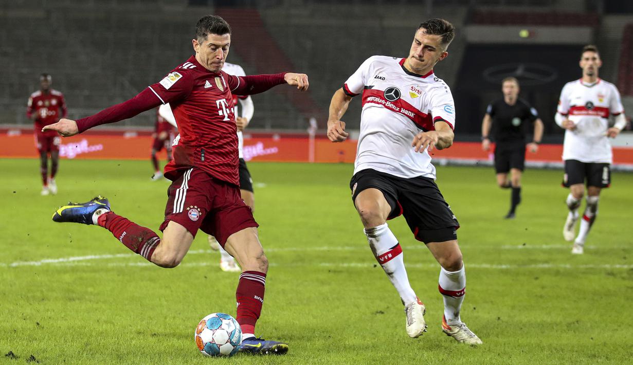 Robert Lewandowski kembali mencetak gol keduanya yang mengubah kedudukan menjadi 4-0 pada menit ke-72. Lagi-lagi ia berhasil memanfaatkan umpan yang dilepaskan Serge Gnabry. (AP/Tom Weller)