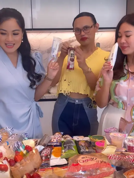 Wanda Hara kenakan cropped knitwear kuning pastel dengan dual tone denim pants. Sedangkan Marlene Hariman kenakan kemeja print dengan motif bunga [@titi_kamall]