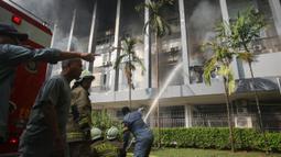 Badan Penanggulangan Bencana Daerah (BPBD) DKI Jakarta menyatakan 103 personel dari tim gabungan serta 21 unit mobil damkar dikerahkan untuk memadamkan kobaran api. (merdeka.com/Arie Basuki)