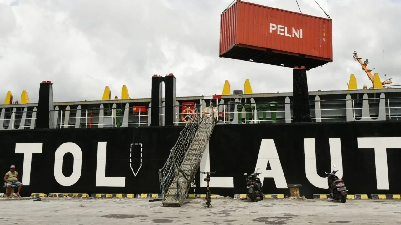 Asdep IPW Kemenko Marves Djoko Hartoyo melakukan monitoring dan evaluasi Tol Laut Tahuna yang terletak di Sangihe. (Dok Kemenko Marves)