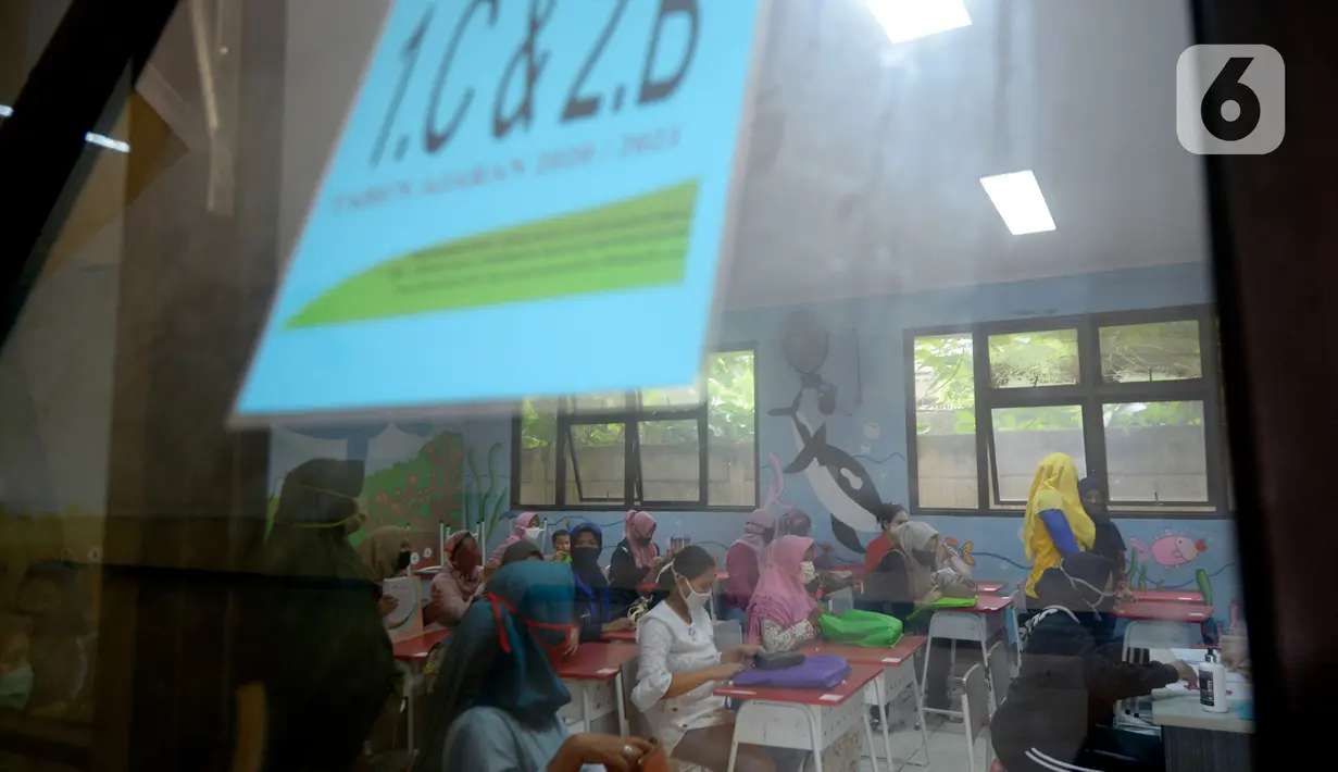 Orang Tua Siswa SDN Serua 3 usai mengikuti sosialisasi tata cara belajar mengajar online tahun ajaran baru serta pembagian buku gratis di Bukit, Ciputat, Tangerang Selatan, Banten, Rabu (15/7/2020). (merdeka.com/Dwi Narwoko)