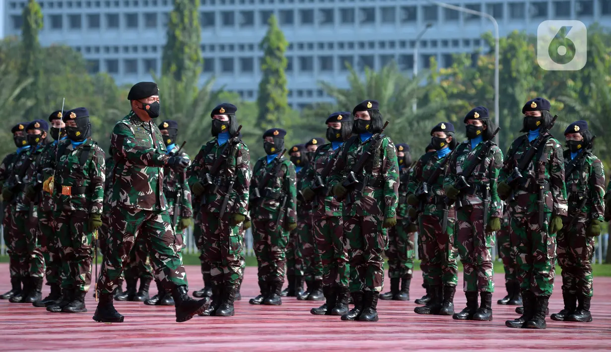 Prajurit wanita TNI saat apel bersama dalam rangka peringatan Hari Kartini 2021 di Mabes TNI, Cilangkap, Jakarta Timur, Rabu (21/4/2021). Sebanyak 240 prajurit wanita TNI dan 25 perwakilan dari PNS wanita mengikuti apel bersama ini. (merdeka.com/Imam Buhori)