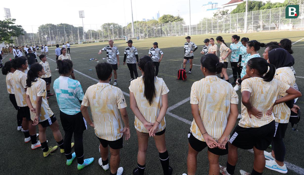 Pelatih Timnas Indonesia Putri, Satoru Mochizuki memberikan briefing untuk pemainnya saat berlatih di Lapangan ABC, Senayan, Jakarta, Rabu (26/06/2024). (Bola.com/M Iqbal Ichsan)