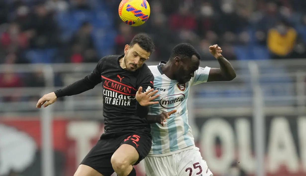 Bek AC Milan, Alessandro Florenzi berebut bola udara dengan pemain Salernitana, Simy pada pertandingan lanjutan Liga Serie A Italia di stadion San Siro, di Milan, Italia (4/12/2021). AC Milan menang atas Salernitana dengan skor 2-0. (AP Photo/Antonio Calanni)
