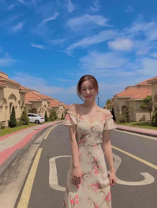 <p>Berpose di jalan, Lee Da In tampil cantik mengenakan dress panjang. Dress dengan bahu terbuka ini memiliki motif floral yang cantik dengan bentuk hati pada bagian dada. Foto: Instagram.</p>