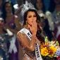 Miss Prancis Iris Mittenaere dinobatkan menjadi Miss Universe 2016 di Mall of Asia Arena, Manila, Filipina, Senin (30/1). Iris Mittenaere terpilih sebagai pengganti ratu tercantik sejagad sebelumnya, Pia Alonzo Wurtzbach. (AP Photo/Bullit Marquez)