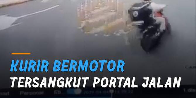 VIDEO: Duh, Kurir Bermotor Tersangkut Portal Jalan Hingga 'Terbang'