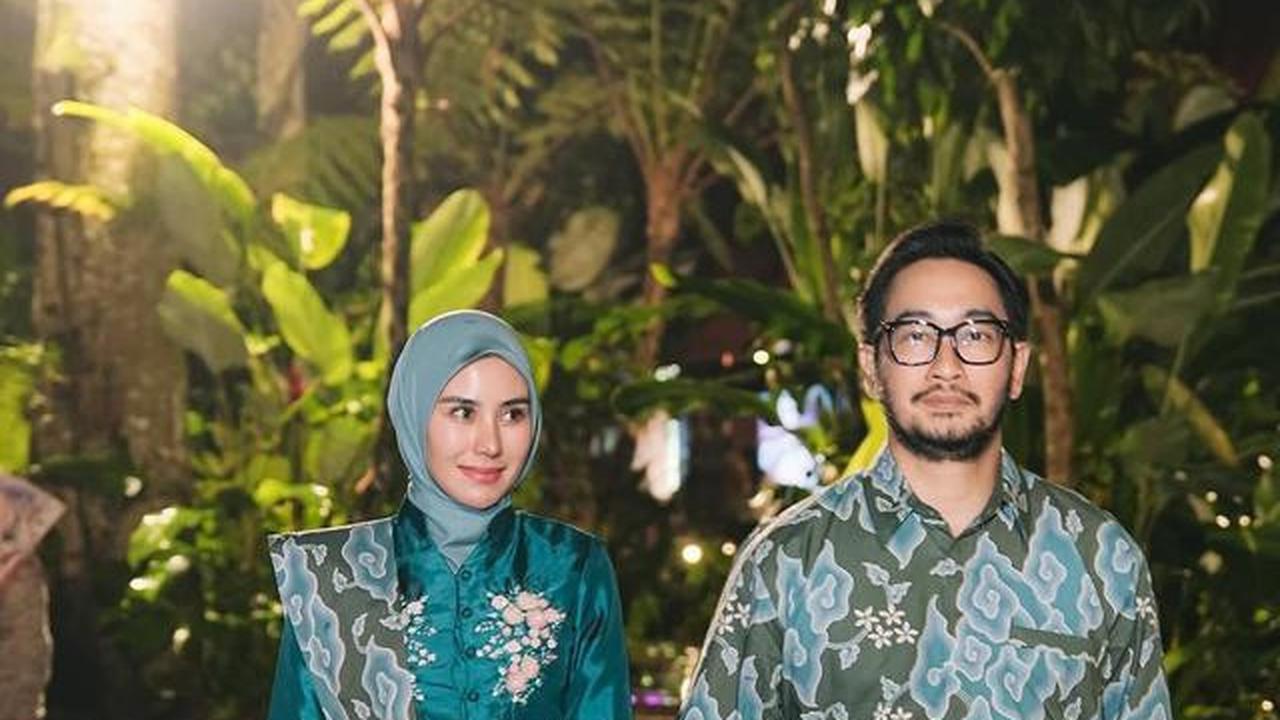 Potret Syahnaz Sadiqah Pakai Kebaya Kerah Shanghai dan Batik Megamendung, Serasi dengan Jeje Govinda