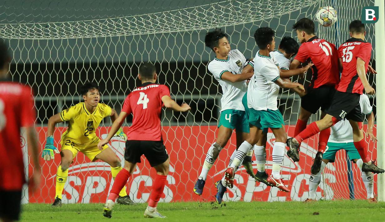 Para pemain Timnas Indonesia U-17 berebut bola dengan pemain Palestina dalam kemelut di depan gawang Andrika Fathir Rachman pada laga Grup B Kualifikasi Piala Asia U-17 2023 antara Timnas Indonesia menghadapi Palestina di Stadion Pakansari, Bogor, Jumat (7/10/2022). (Bola.com/M Iqbal Ichsan)