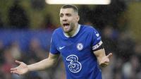 Pemain Chelsea, Mateo Kovacic, melakukan protes saat melawan Southampton pada laga pekan ke-24 Premier League di Stamford Bridge pada Sabtu (18/2/2023). Chelsea dipermalukan tim juru kunci klasemen sementara, Southampton. (AP Photo/Kirsty Wigglesworth)