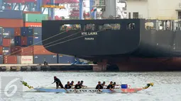 Atraksi  Perahu Naga di Markas Komando Lintas Laut Militer (KOLINLAMIL) TNI AL, Tanjung Priok, Jakarta, Minggu (24/7). Open Day Kolinlamil digelar dalam rangka menyemarakan HUT KOLINLAMIL 1 Juli 2016 yang Ke-55. (Liputan6.com/Helmi Afandi)