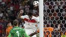 Bek Timnas Turki, Samet Akaydin (tengah) mencetak gol dengan sundulan kepala ke gawang Timnas Belanda pada laga perempatfinal Euro 2024 di Olympiastadion, Berlin, Jerman, Sabtu (6/7/2024). (AP Photo/Antonio Calanni)