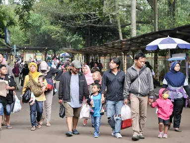Sejumlah warga saat masuk ke dalam Taman Margasatwa Ragunan, Jakarta Selatan, Selasa (28/3). Pada libur Hari Raya Nyepi, masyarakat banyak menghabiskan waktu di sejumlah lokasi wisata salah satunya Kebun Binatang Ragunan. (Liputan6.com/Yoppy Renato)