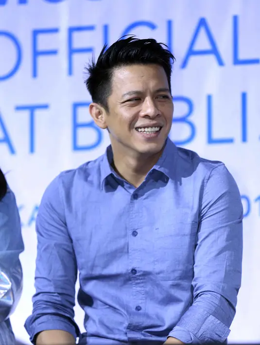 "Karena turnya bulan puasa, persiapannya pasti beda sama tur biasa. Apalagi lagi puasa lebih menguatkan over suara biar enggak haus, soundnya juga beda," ujar Ariel, di Hotel Mulia, Asia Afrika, Jakarta Selatan Senin (23/5/2016). (Nurwahyunan/Bintang.com)